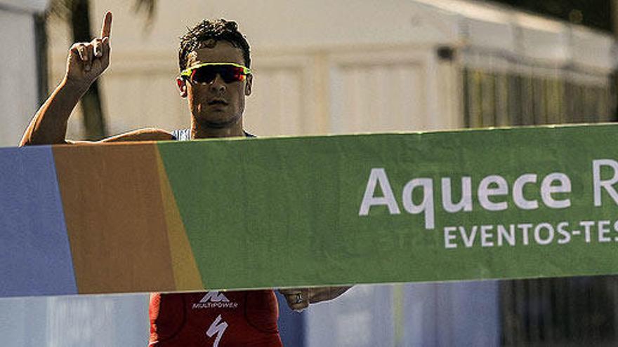 Gómez Noya gana el triatlón de Río y obtiene el billete para los Juegos