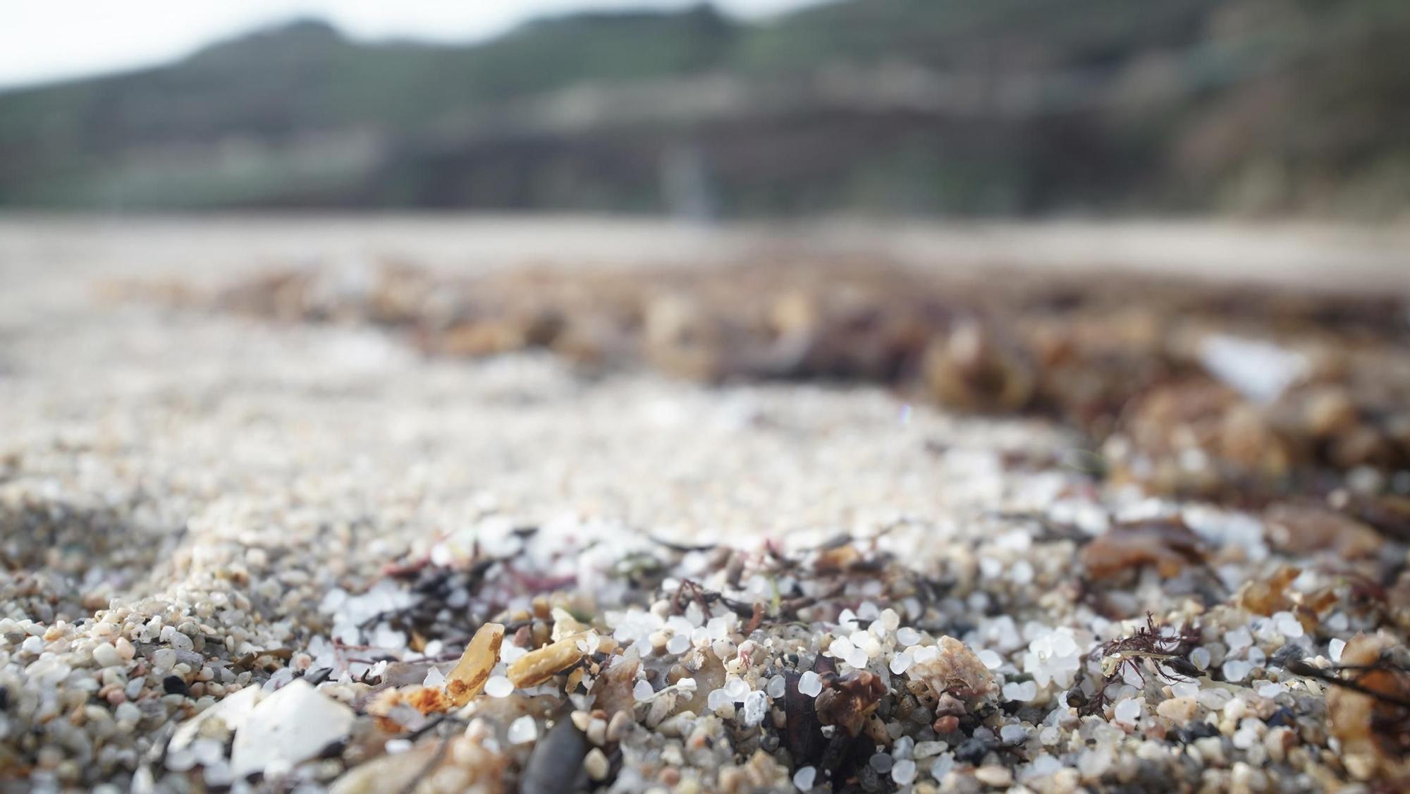 Pellets de plástico en la playa de Sabón en A Coruña