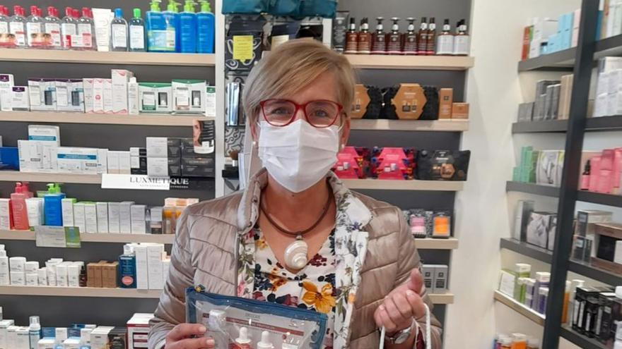 La concejala Coral Ríos, en un comercio de Moaña. | // S.Á.