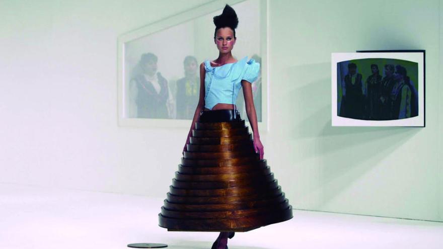 Mesa convertible en vestido diseñada por Chalayan en 2000.