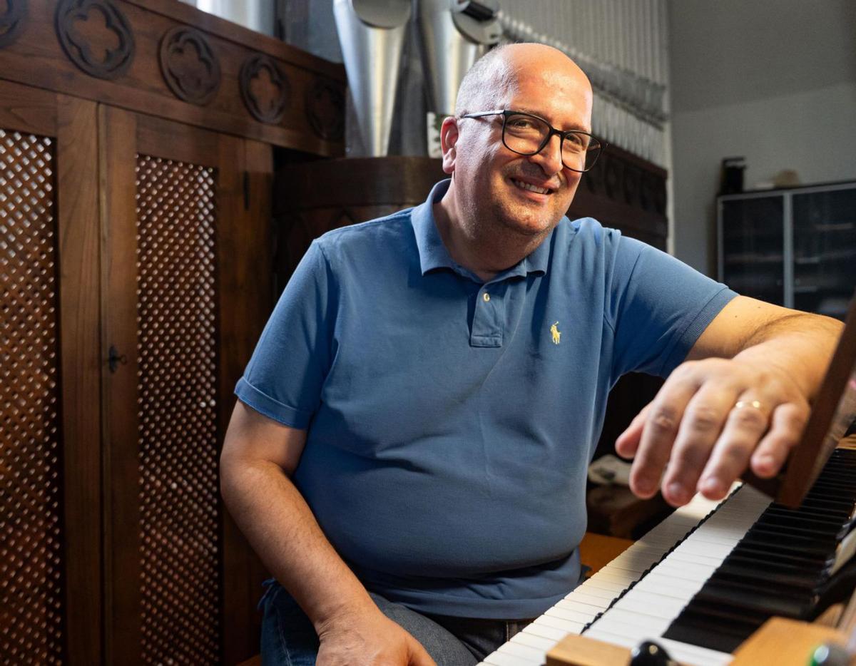 Josep Solé, en el órgano de la iglesia de Soto del Barco. | JUAN VEGA