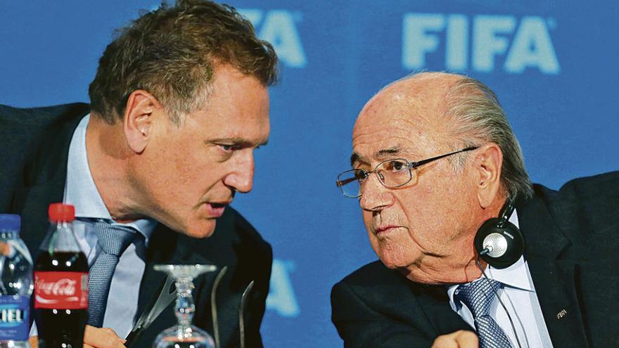 Jérôme Valcke, a la izquierda, y Joseph Blatter, en una reunión de la FIFA en 2014.