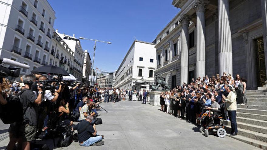 El Congreso guarda un minuto de silencio por los atentados en Barcelona