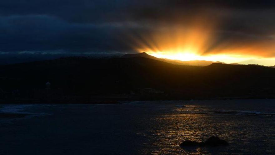 Cielos nubosos al norte de las islas más montañosas