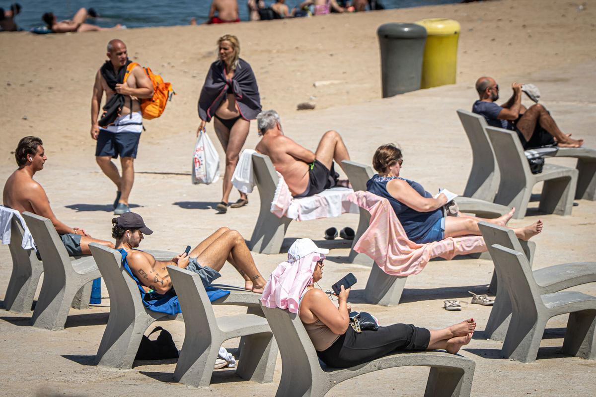 Las playas de Barcelona se llenan con el aumento de las temperaturas