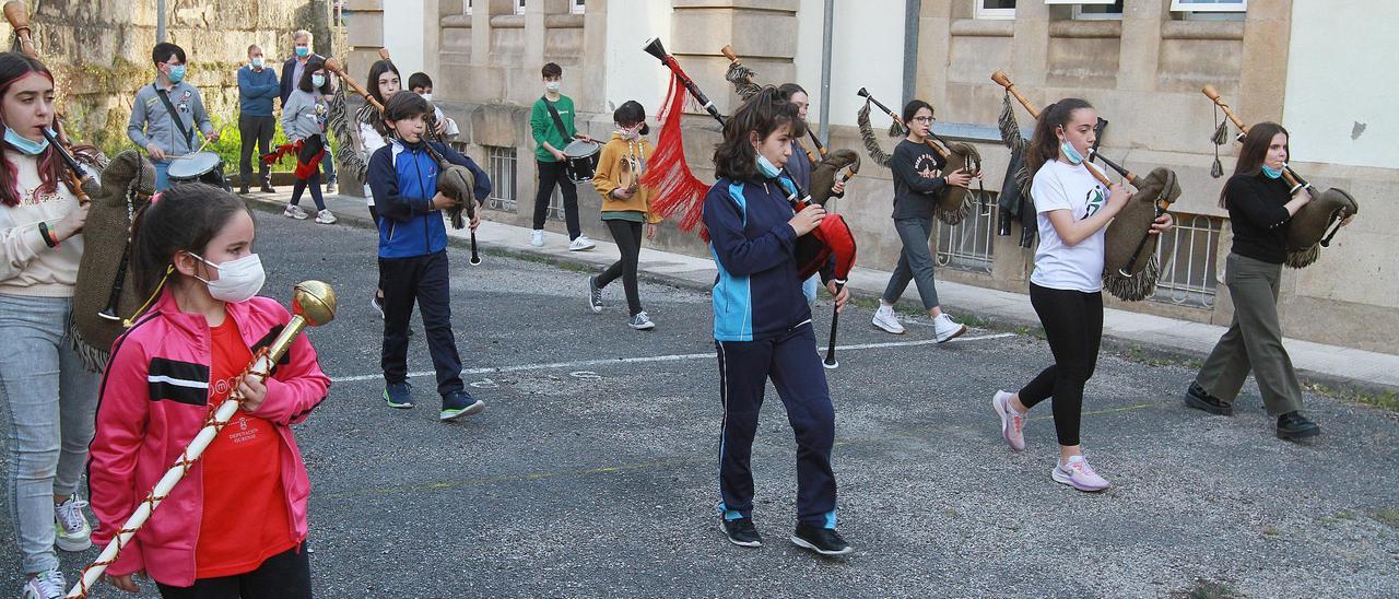 La cantera de la Real Banda de Gaitas de Ourense, el curso preparatorio, ensayando este jueves al aire libre. // IÑAKI OSORIO