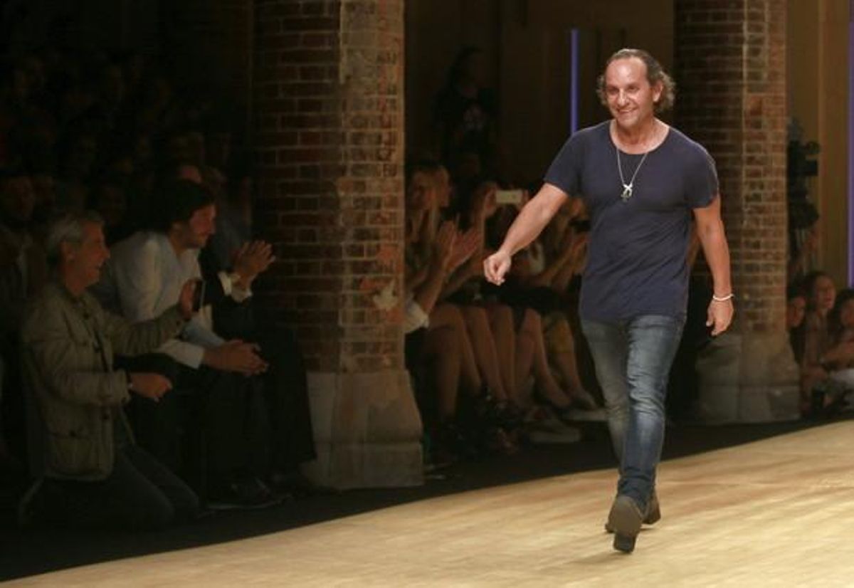 El dissenyador Custo Dalmau, al finalitzar la desfilada, el juliol del 2014, durant la passarel·la 080 Barcelona Fashion.
