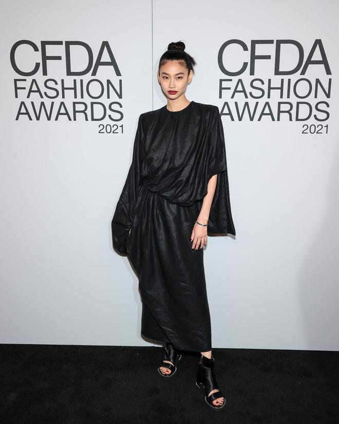 HoYeon Jung en el photocall de los CFDA Fashion Awards 2021, con look de Louis Vuitton