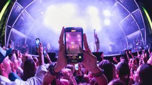 Una persona grava un concert amb el seu telèfon mòbil