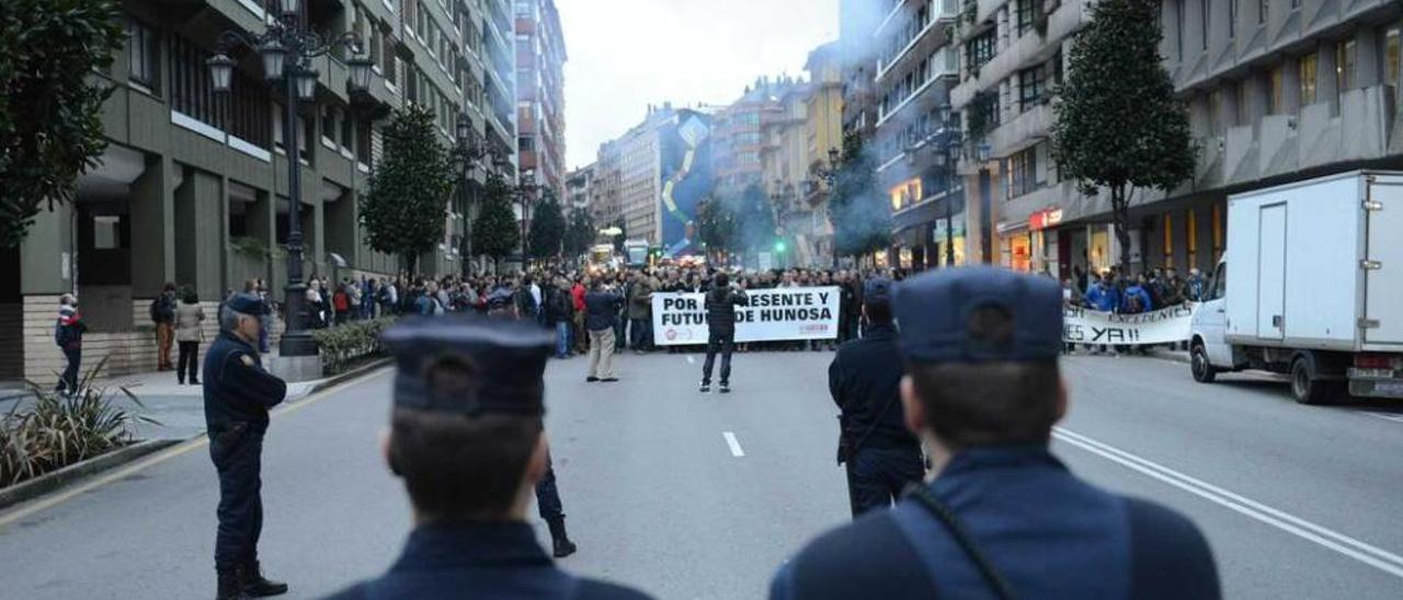 La protesta frente a la sede de Hunosa en la que la M. L. R. P. sufrió lesiones por un petardo.