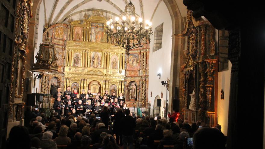 El repertorio navideño de Miguel Manzano suena en Asturianos