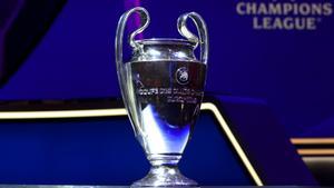 Imagen del trofeo, que buscará conquistador en la final de Estambul. Istanbul (Turkey), 25/08/2022.- The trophy of the Champions League seen on the stage prior to the UEFA Champions League group stage draw 2022/23 in Istanbul, Turkey, 25 August 2022. (Liga de Campeones, Turquía, Estanbul) EFE/EPA/SEDAT SUNA. CHAMPIONS LEAGUE . SORTEO DE LA CHAMPIONS . COPA DE LA LIGA DE CAMPEONES