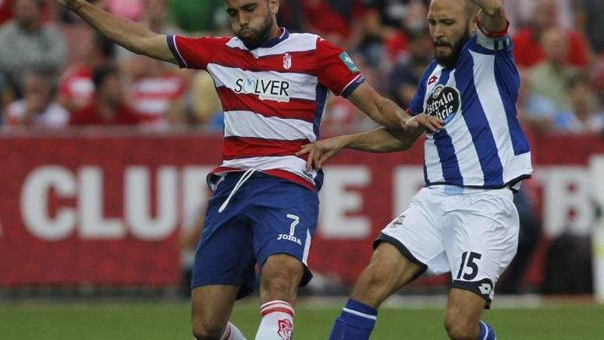 Laure pugna con Róber Ibáñez por el balón.