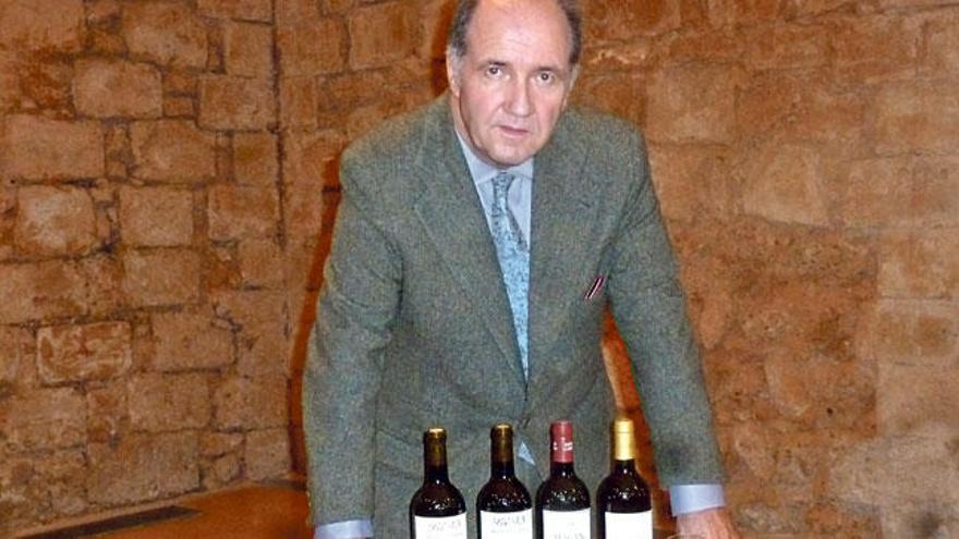 Álvarez, junto a los vinos Macán que pudieron catarse en Palma.