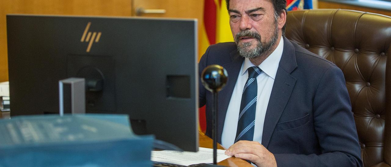 El alcalde, Luis Barcala, durante un pleno celebrado por vía telemática.