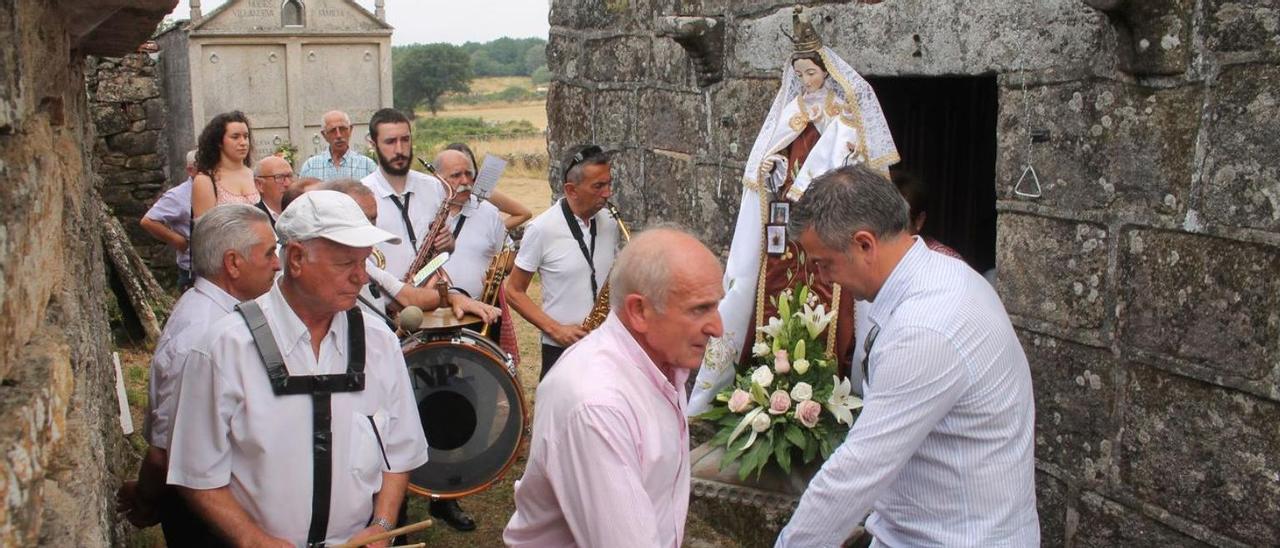 En Riobó saen en procesión a Virxe e o Santo Antonio.  | // D.G.A.