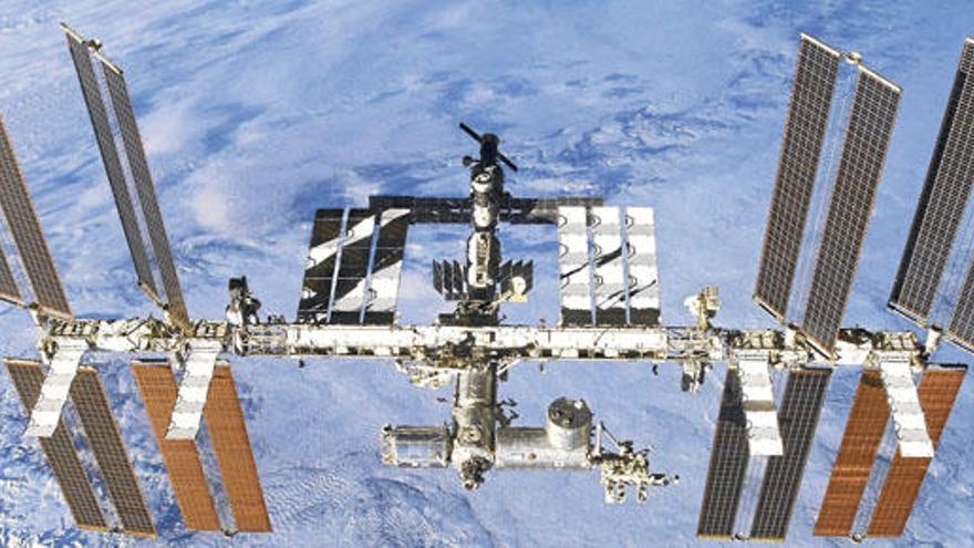 109 Meter hoch sind die Sonnensegel der Raumstation ISS. In der Mitte befindet sich die bewohnbare Station mit fünf Zimmern und den Forschungslaboren.
