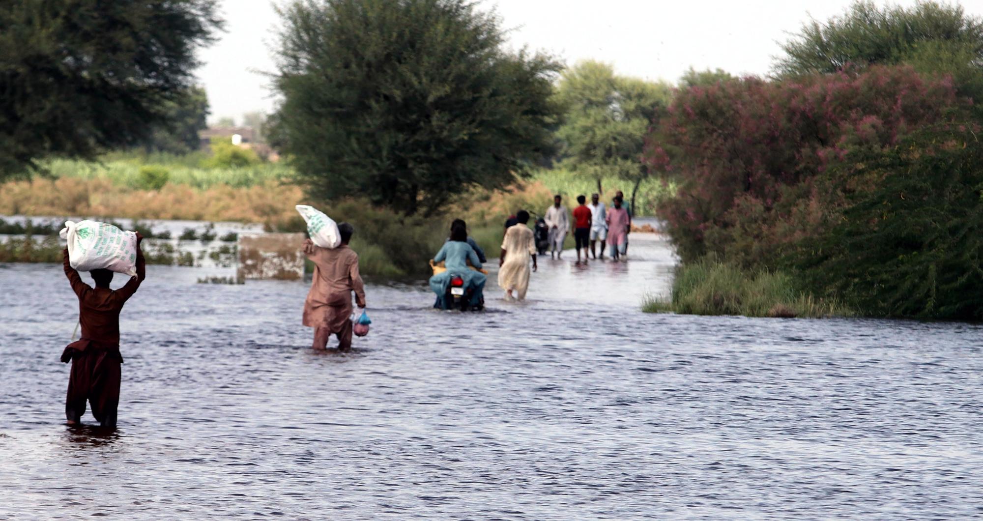 Pakistán evacúa a más de 50.000 personas por unas inundaciones con unos 1.200 muertos