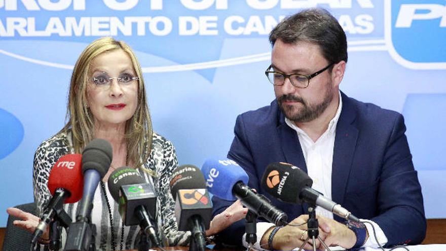 Australia Navarro y Asier Antona, ayer, durante la rueda de prensa.