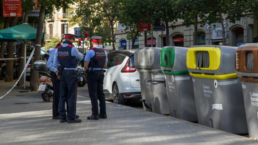 Agentes de Policía conversan tras el hallazgo del cadáver.