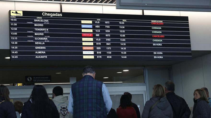 Trabajadores del aeropuerto de Santiago negociarán el martes con Iberia tras el fin de la huelga