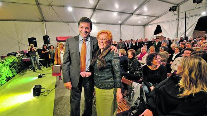 Javier Fernández, junto a Enriqueta Gutiérrez, ayer, en Cenera.