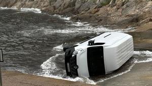 Aparece una furgoneta cargada de droga y medio volcada dentro del agua en la cala de Aiguafreda de Begur.