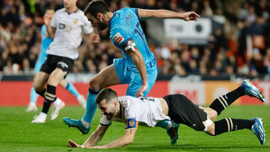 Lekue cae sobre Gayà, en 
la última visita del 
Athletic a Mestalla.  J.M.López