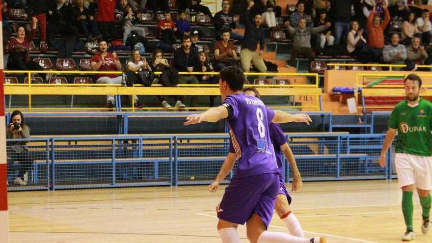 La afición celebra un gol de los zamoranos.