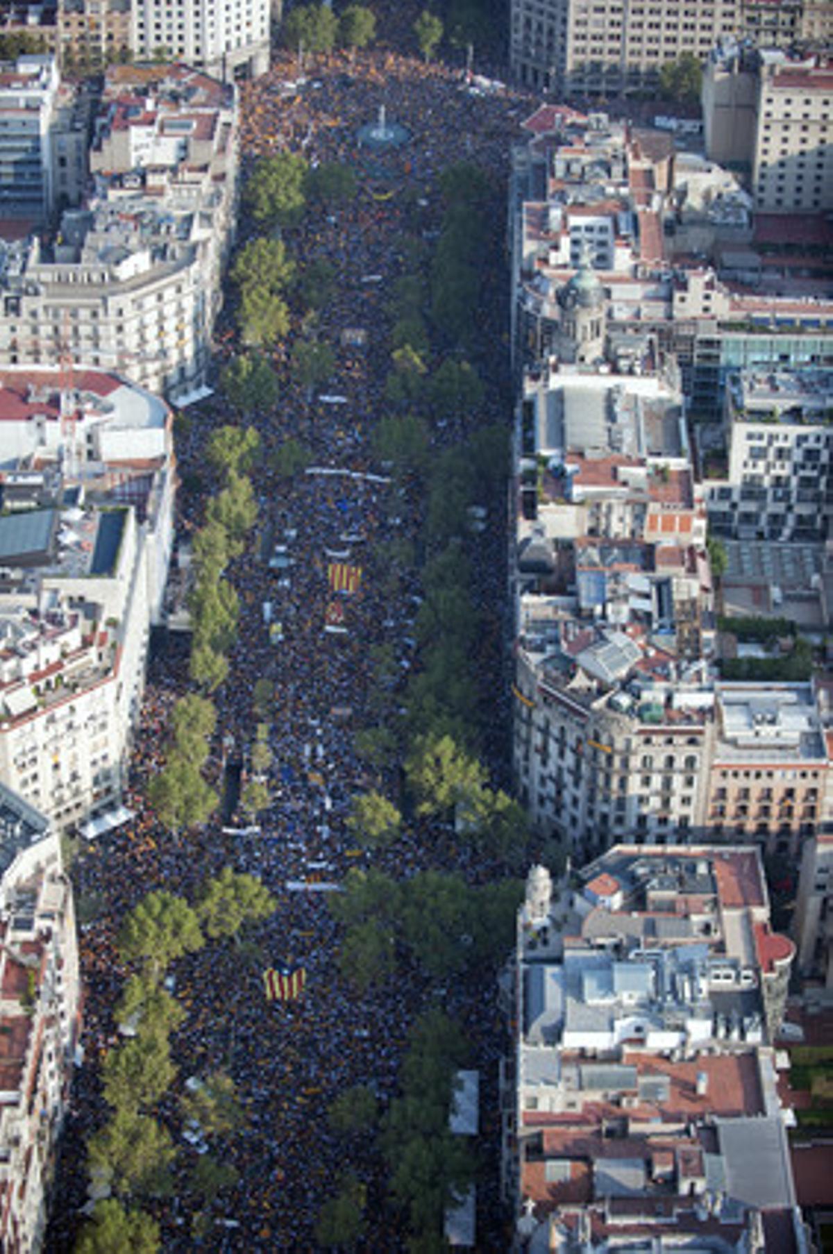 Vista aérea de la marcha por la independencia en el trayecto de Paseo de Gracia, donde se distinguen varias ’esteladas’ a hombros de los manifestantes