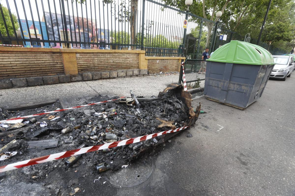 Contenedores quemados en Oliver-Valdefierro