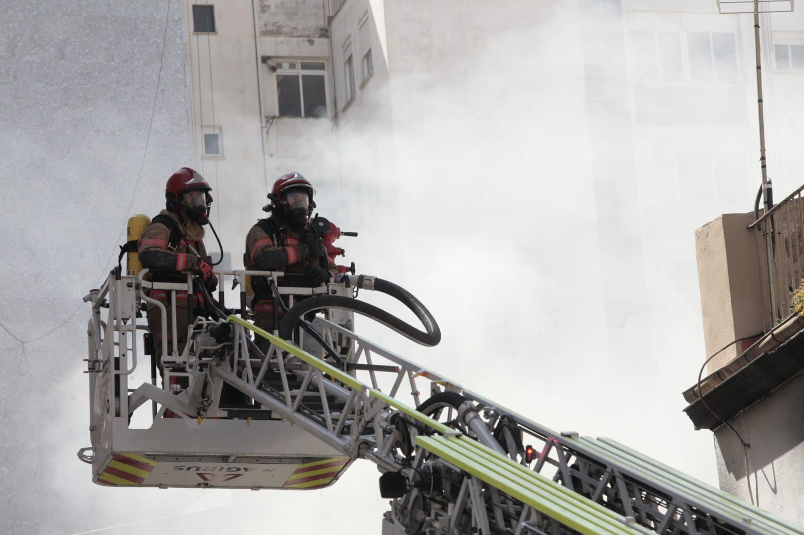 Galería de fotos: Espectacular incendio en el centro de Castelló