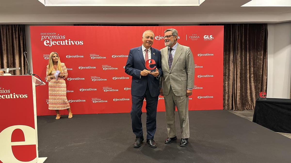 Pere Navarro, delegad especial del Estado en el CZFB recibiendo el galardón.