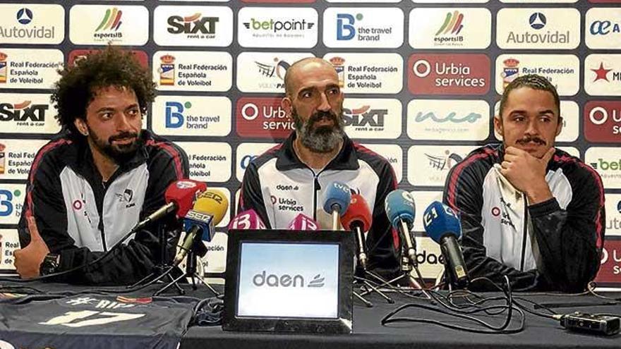 Ricardo Perinni, Marcos Dreyer y Alejandro Fernández, en la rueda de prensa previa al partido.