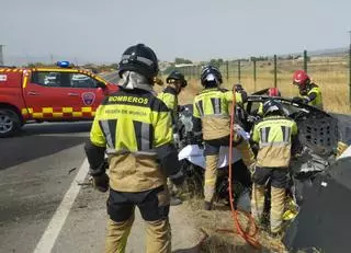 Muere un hombre al estrellarse de frente con su coche contra un camión en una carretera de Lorca