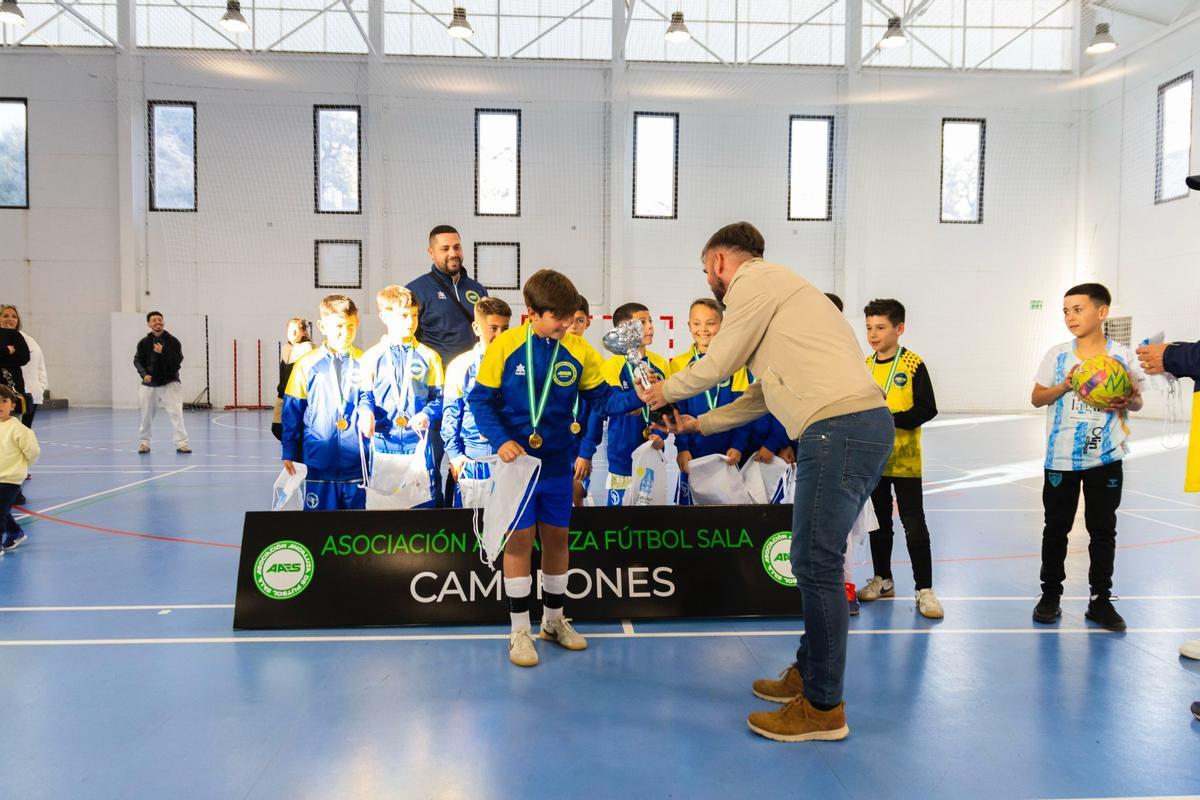 La Selección Malagueña recogiendo su trofeo de campeón.