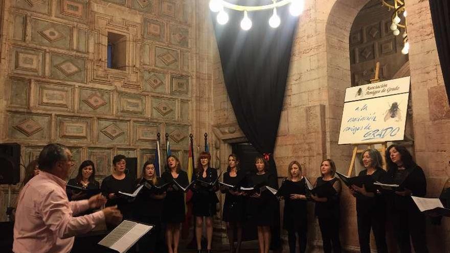 La actuación de la &quot;Schola Cantorum&quot;, ayer, dirigida por Pepe Avello, en la capilla de los Dolores de Grado.