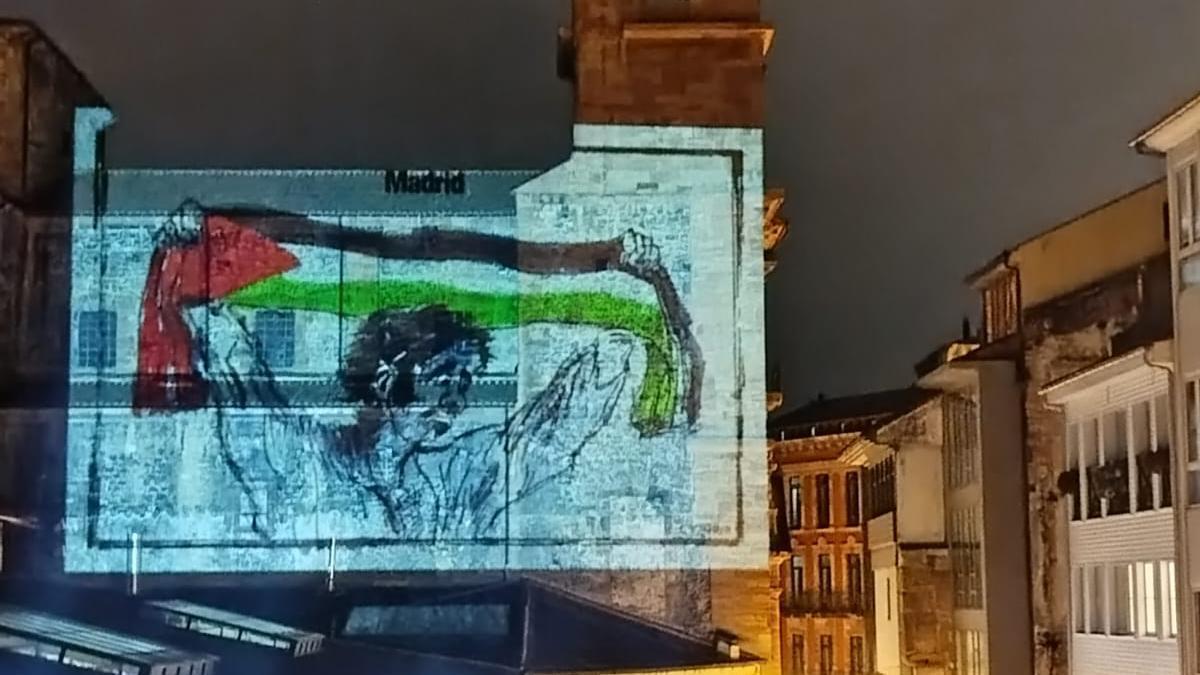 La fachada de San Isidoro con una de las proyecciones.