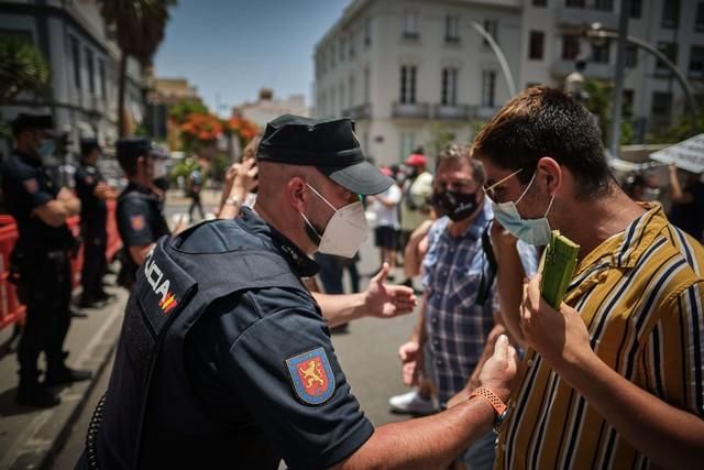 Concentración y ambiente exterior al pleno de la moción de censura en Santa Cruz Jose Manuel Bermudez Baston Patricia Hernandez   | 13/07/2020 | Fotógrafo: Andrés Gutiérrez Taberne