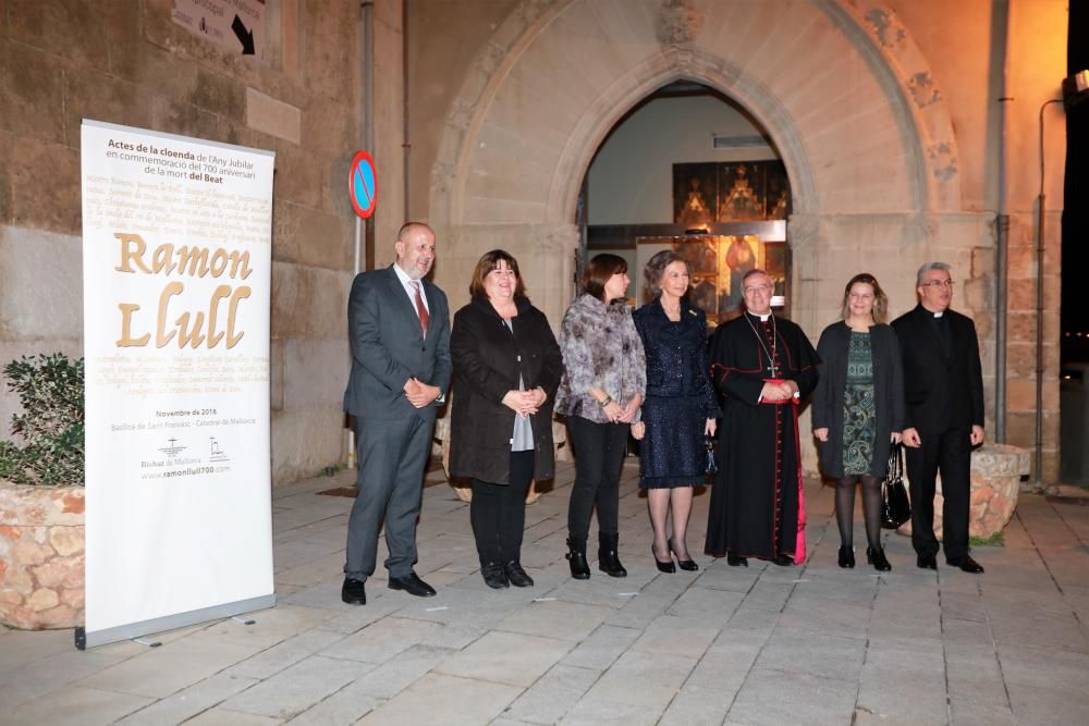 La Reina Sofía visita en Palma la muestra 'El viaje de Ramon Llull'