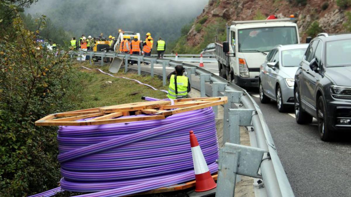 Instal·lació de fibra òptica a l’alçada de Cercs | ARXIU/ACN