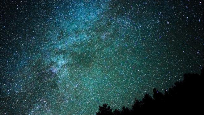 Estrellas captadas en un cielo de primavera.