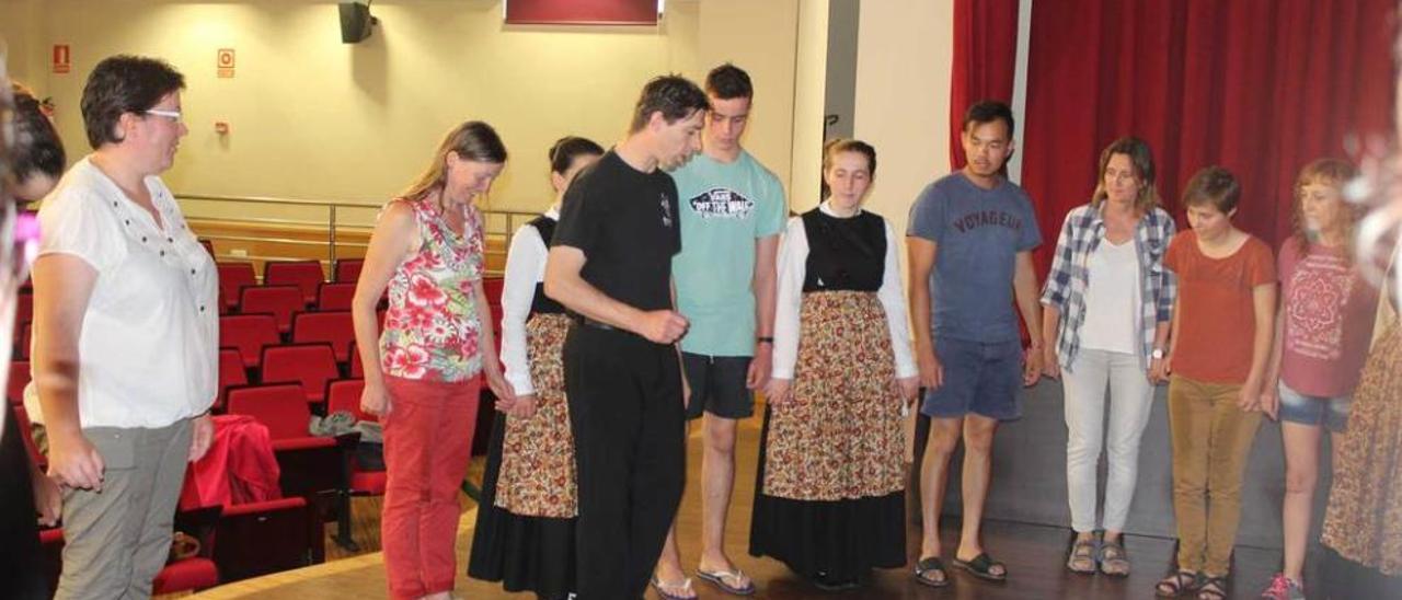 Participantes en el curso de baile bretón.