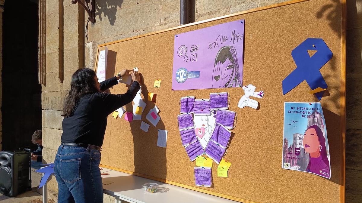 Mural confeccionado con motivo del 25N.