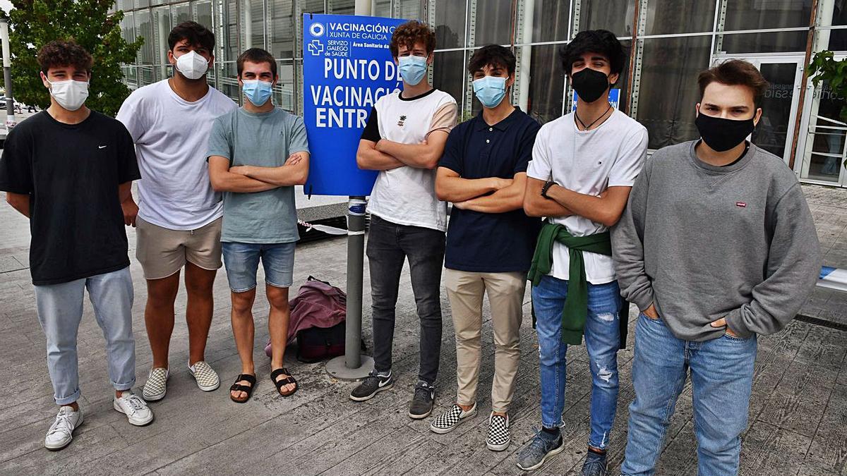 Hugo, Manuel, Alejandro, Martín, Jorge y Alberto, ayer, tras recibir la primera dosis.   |