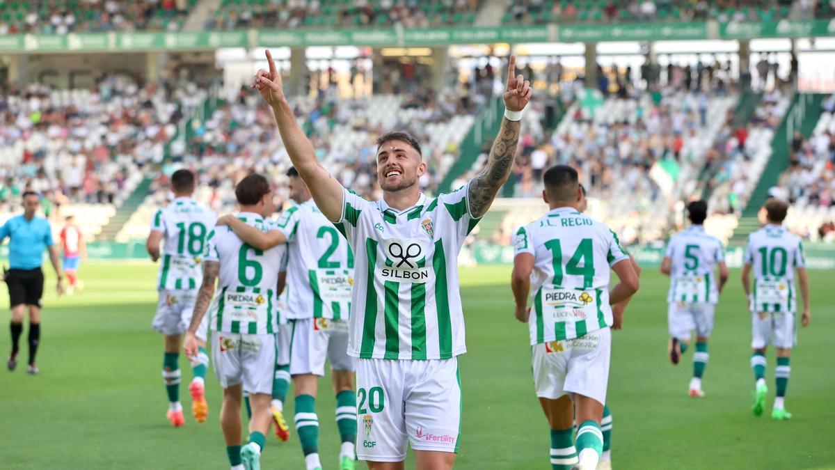 Antonio Casas celebra su gol al Algeciras que supuso la victoria del Córdoba CF, en El Arcángel.