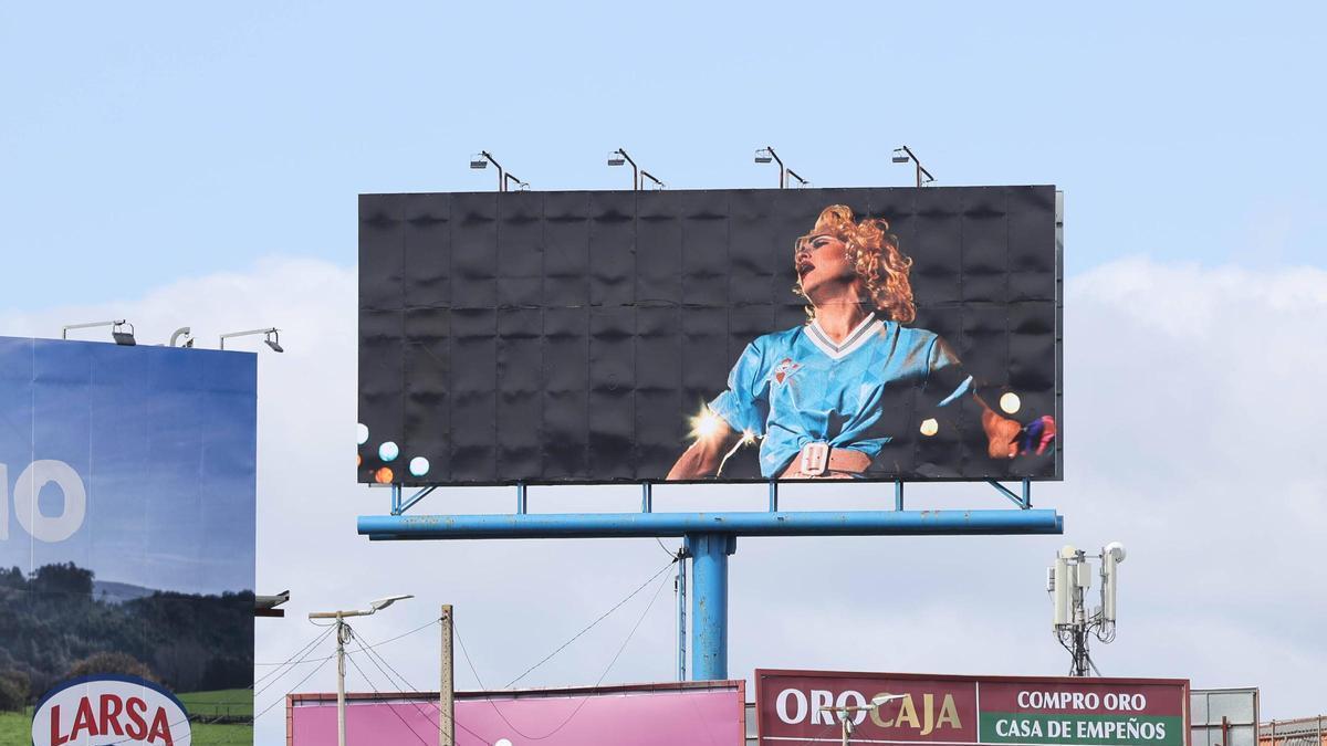 Imagen de la valla publicitaria con la imagen de Madonna en Vigo.