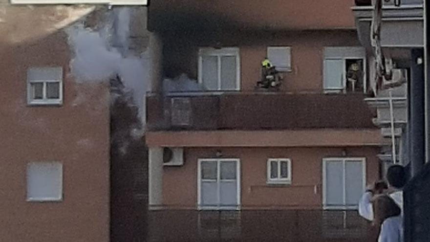 Los bomberos sofocan los últimos restos del incendio en  un balcón del número 40 de Río Jerte.