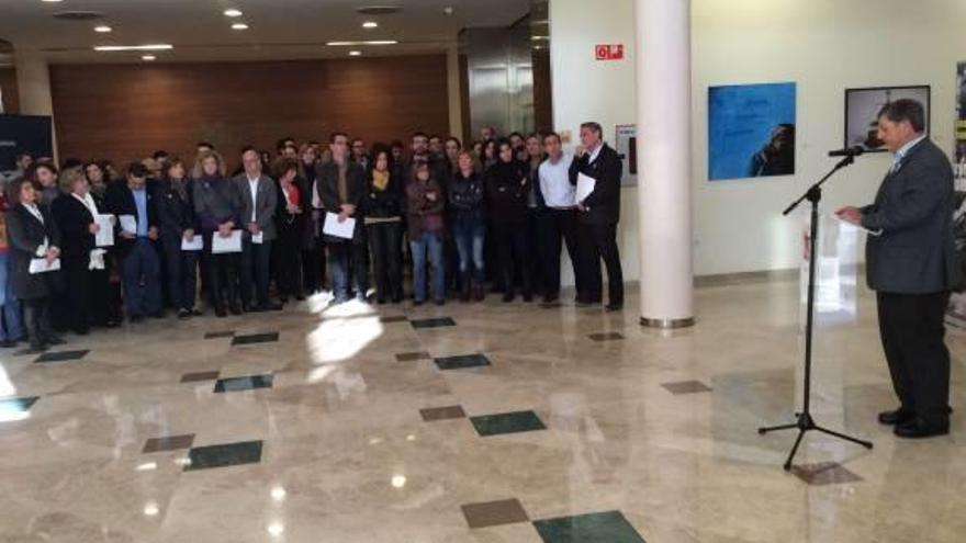 La Universidad Miguel Hernández guarda un minuto de silencio y da lectura a la ley