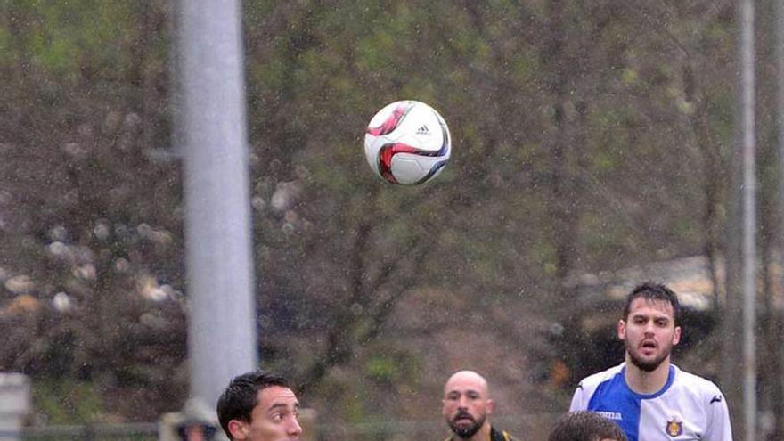 El arlequinado Borja Álvarez lucha con Alberto por el balón.